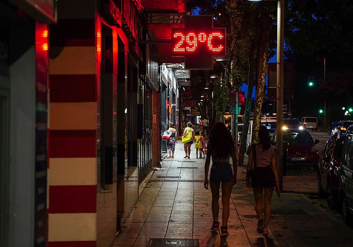 Un termómetro marca altas temperaturas en una noche de verano.