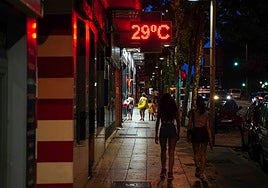 Un termómetro marca altas temperaturas en una noche de verano.