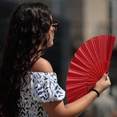 Una chica se abanica para evitar el calor.