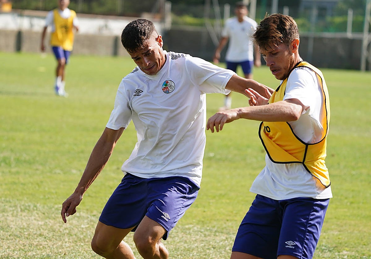 José Manuel Lara forcejea con Carlos Cristeto por el balón durante el entrenamiento de ayer en el anexo.