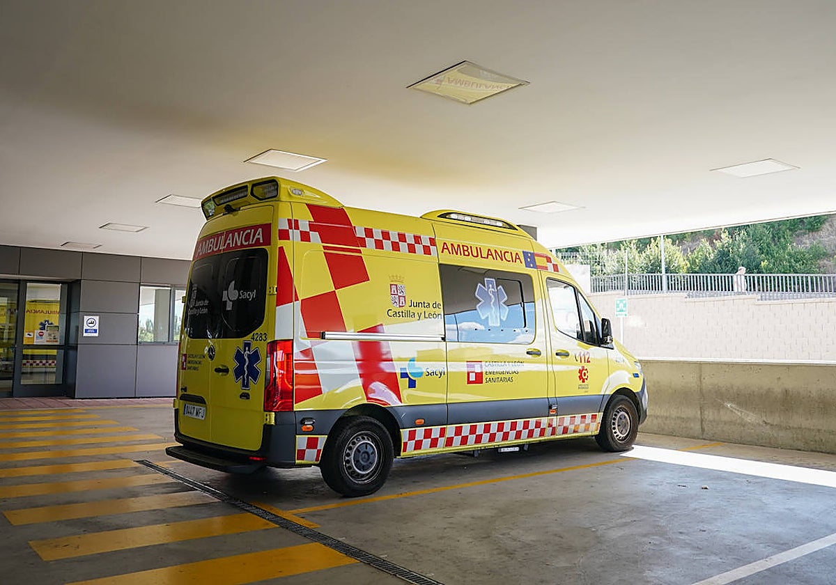 Imagen de archivo de una ambulancia en el Hospital Clínico Universitario.