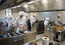 Alumnos del ciclo formativo de Hostelería y Turismo, en una de las clases en el Rodríguez Fabrés.