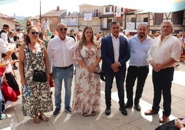 La alcaldesa, tercera por la izquierda, y el candidato del PSOE, Fernando Castaño, primero por la derecha, en las pasadas fiestas de San Agustín.