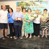 Los homenajeados, con los miembros de la directiva de la asociación.