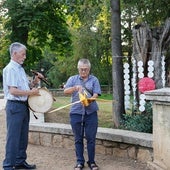 Víctor Hernández y Kenneth Thompson, durante el homenaje en el Campo de San Francisco.