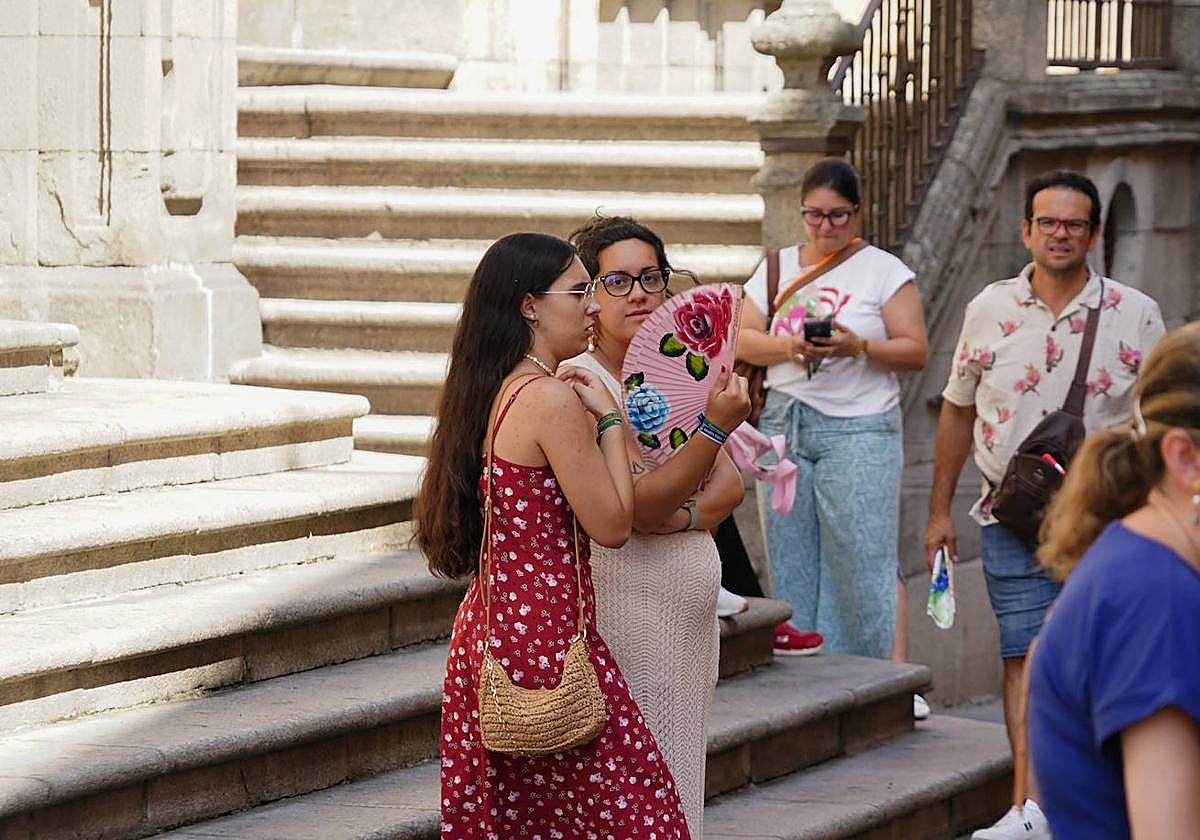 Una joven se abanica para combatir el calor.