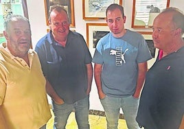 De izquierda a derecha, Herminio Velasco, Ángel Luis Fernández y los Alberto Gómez (hijo y padre).