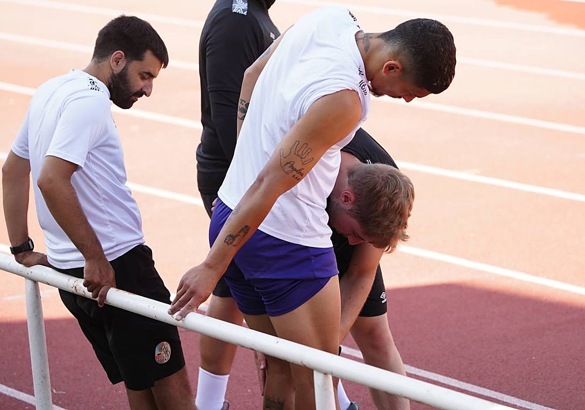 Pablo Servetti es atendido tras un ejercicio de activación en la sesión de este jueves.