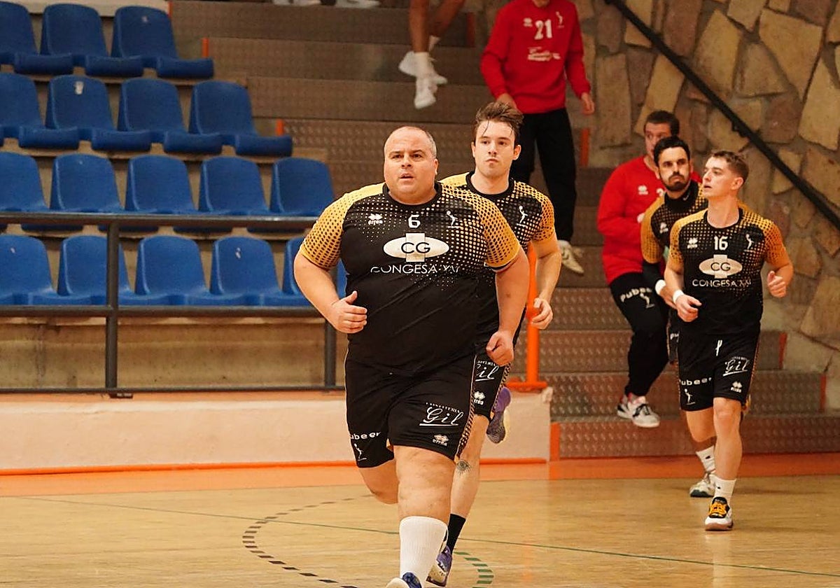 Sebas, baluarte del BM Salamanca, salta al parqué del Río Tormes.