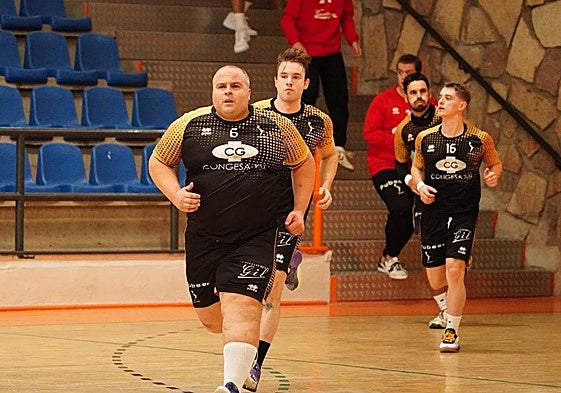 Sebas, baluarte del BM Salamanca, salta al parqué del Río Tormes.