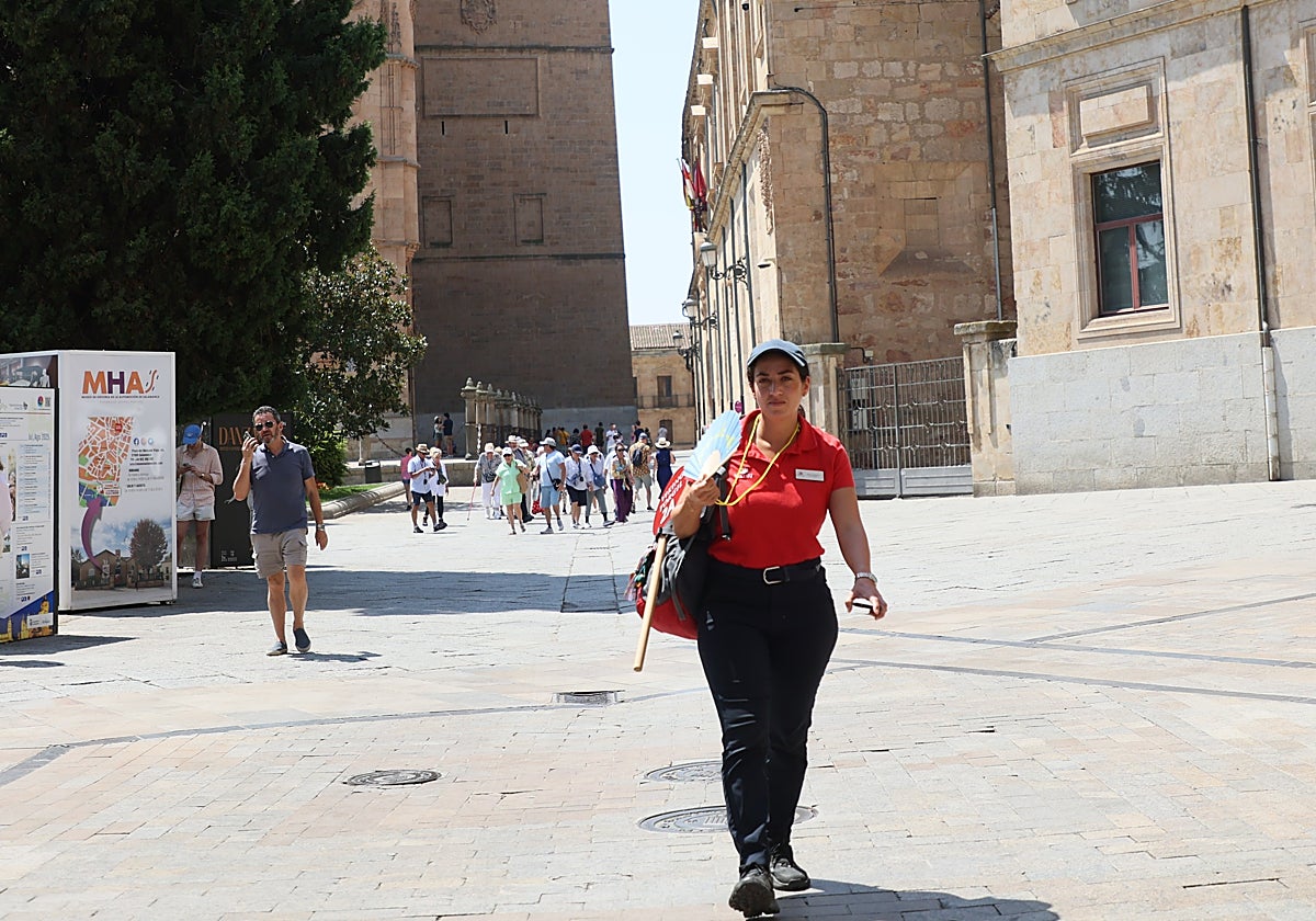 El abanico es un complemento imprescindible durante estos días.