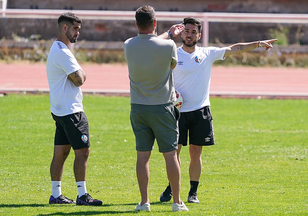 Carlos Valverde, director deportivo del Salamanca UDS, dialoga con Jorge García, primer entrenador y David Morán, ayudante del cuerpo técnico.
