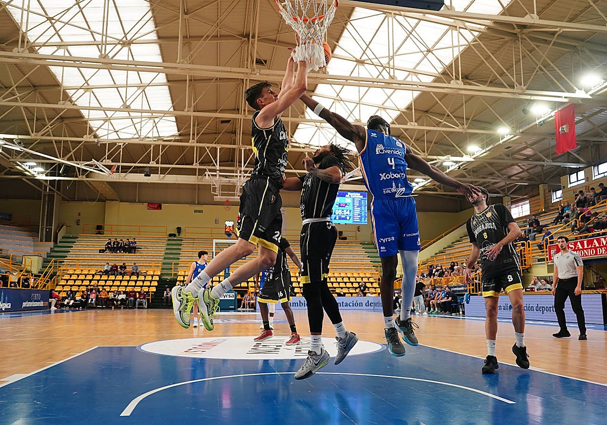 Acción de un duelo de la pasada temporada con el Avenida Xoborg y el Atlético Carbajosa como protagonistas.
