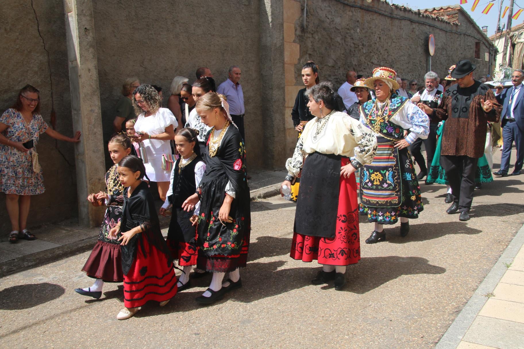 Calles llenas en Doñinos en el día de Santo Domingo