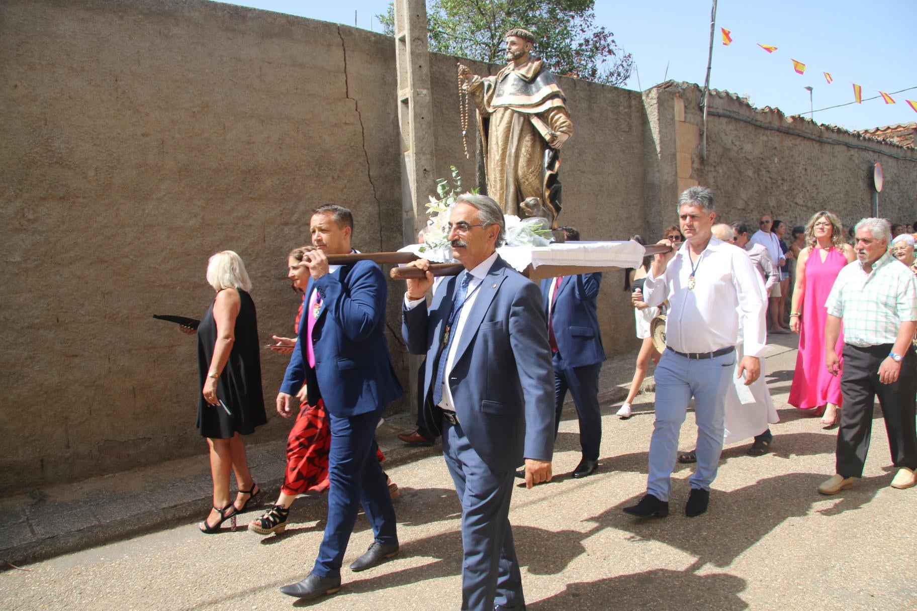 Calles llenas en Doñinos en el día de Santo Domingo