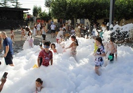 Los niños disfrutaron con la fiesta de la espuma.
