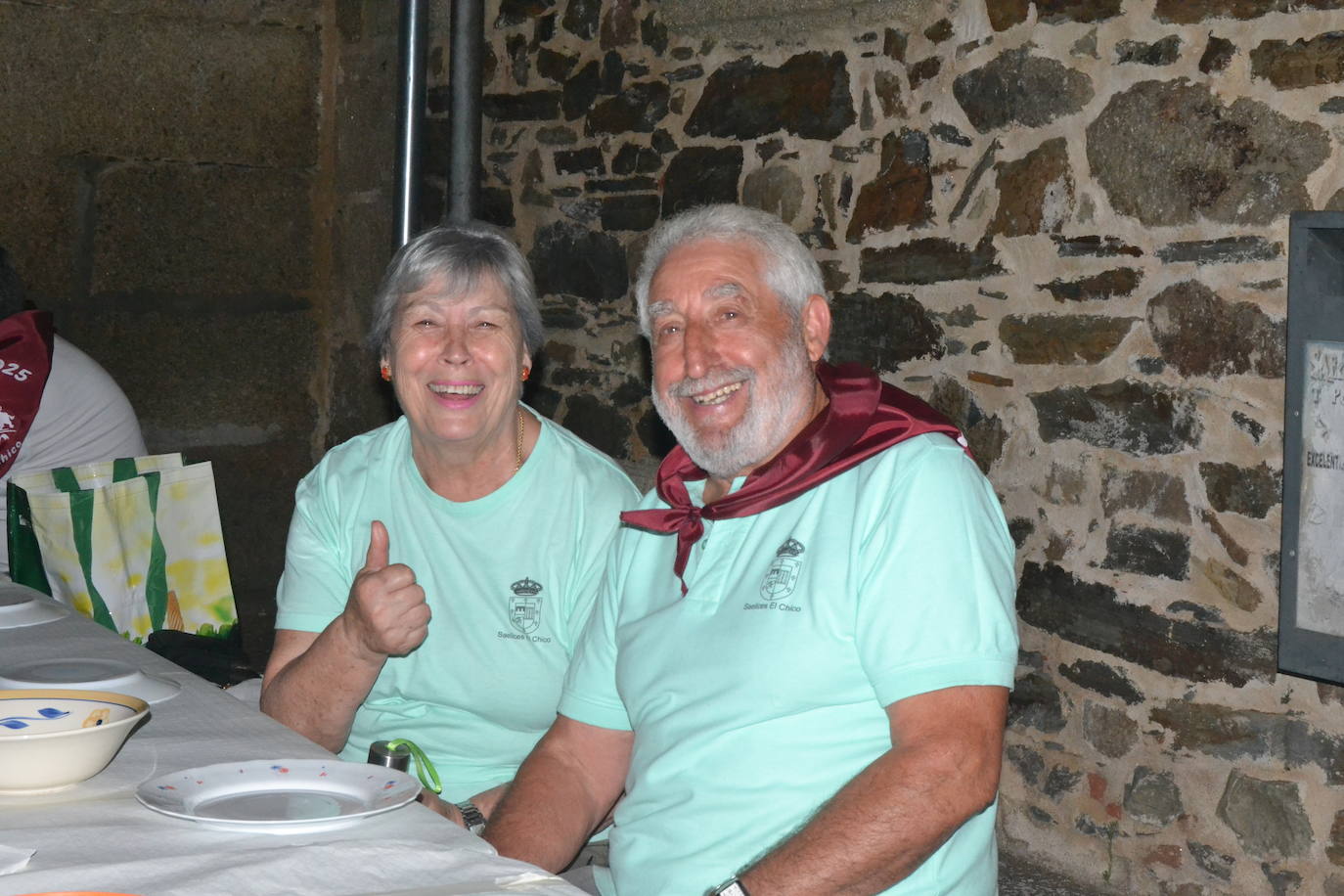 Una gran cena vecinal en Saelices el Chico