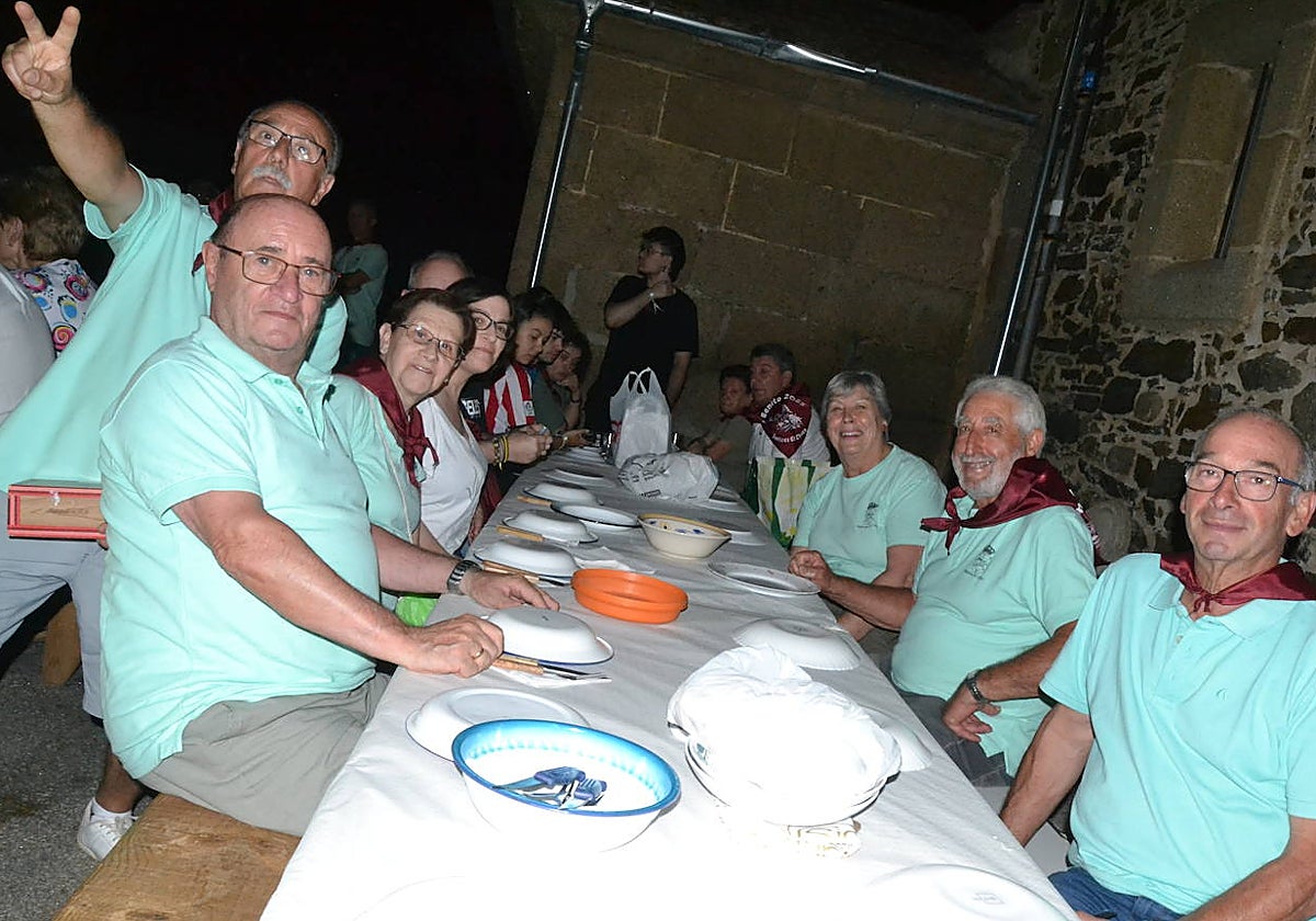 Una gran cena vecinal en Saelices el Chico