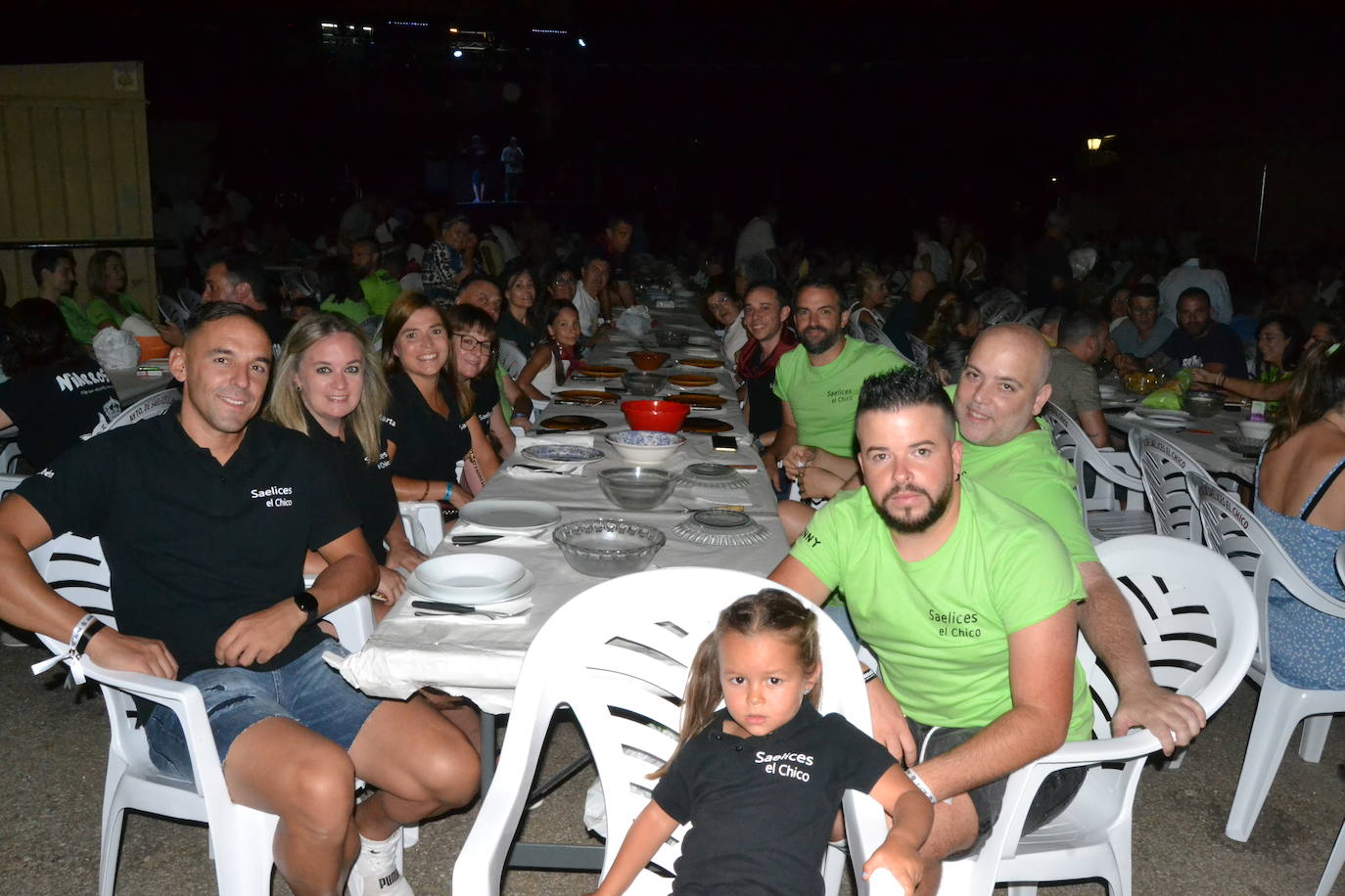 Una gran cena vecinal en Saelices el Chico