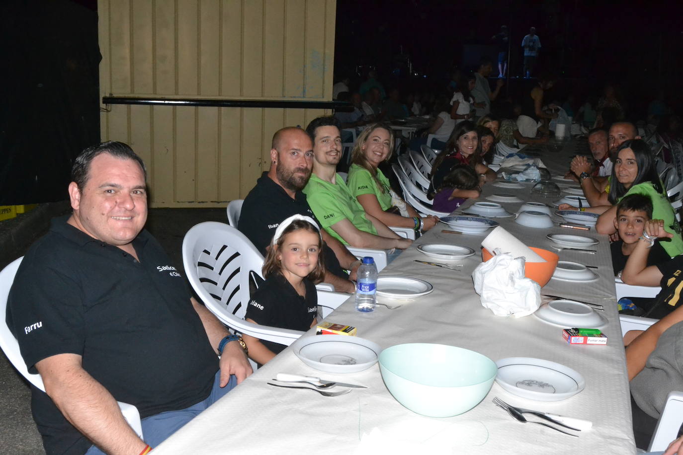Una gran cena vecinal en Saelices el Chico