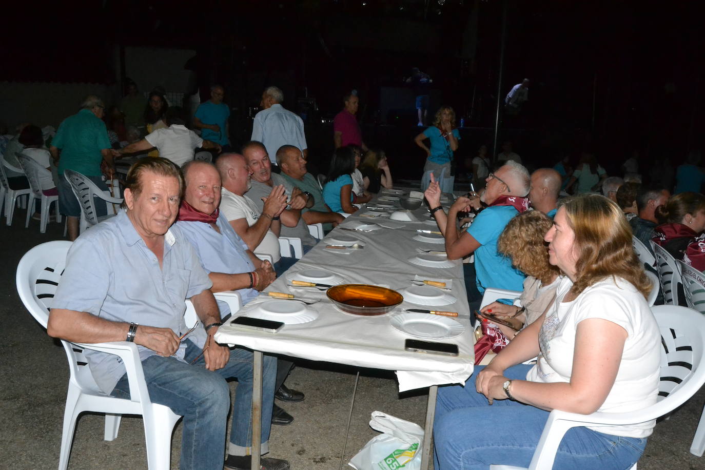 Una gran cena vecinal en Saelices el Chico