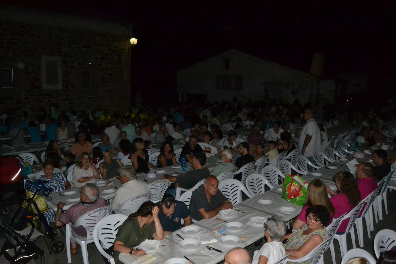 Una gran cena vecinal en Saelices el Chico