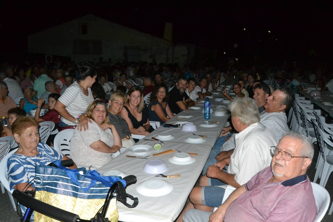Una gran cena vecinal en Saelices el Chico