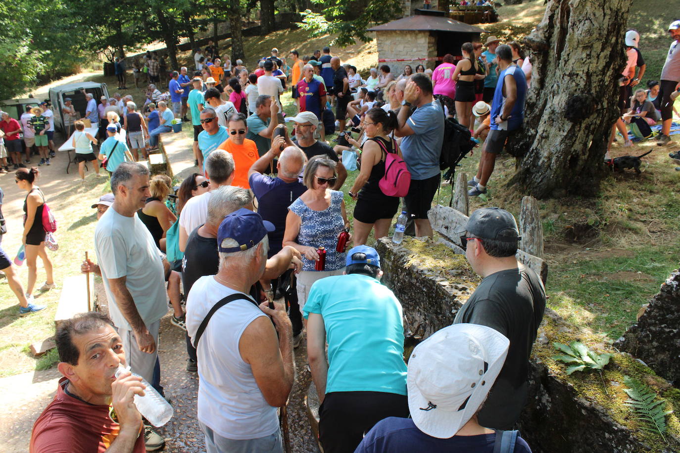 Linares de Riofrío disfruta de su entorno en una animada marcha de convivencia