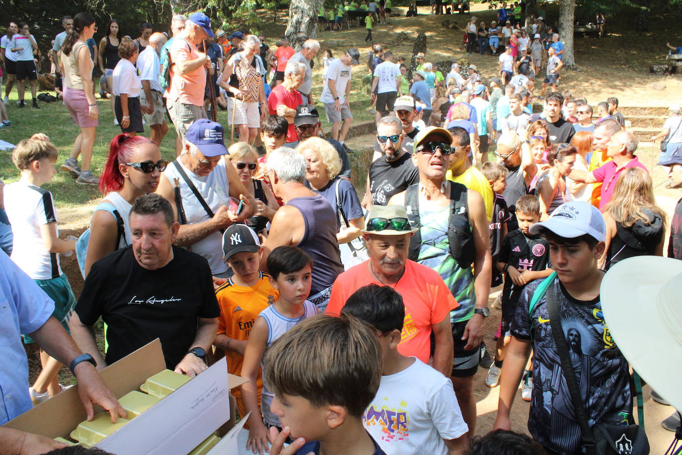 Linares de Riofrío disfruta de su entorno en una animada marcha de convivencia