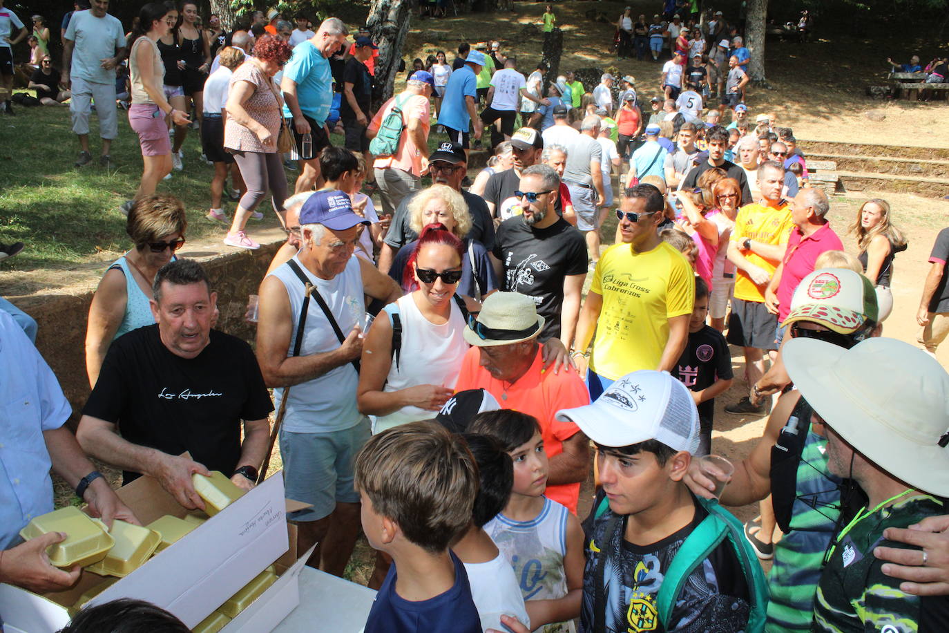Linares de Riofrío disfruta de su entorno en una animada marcha de convivencia