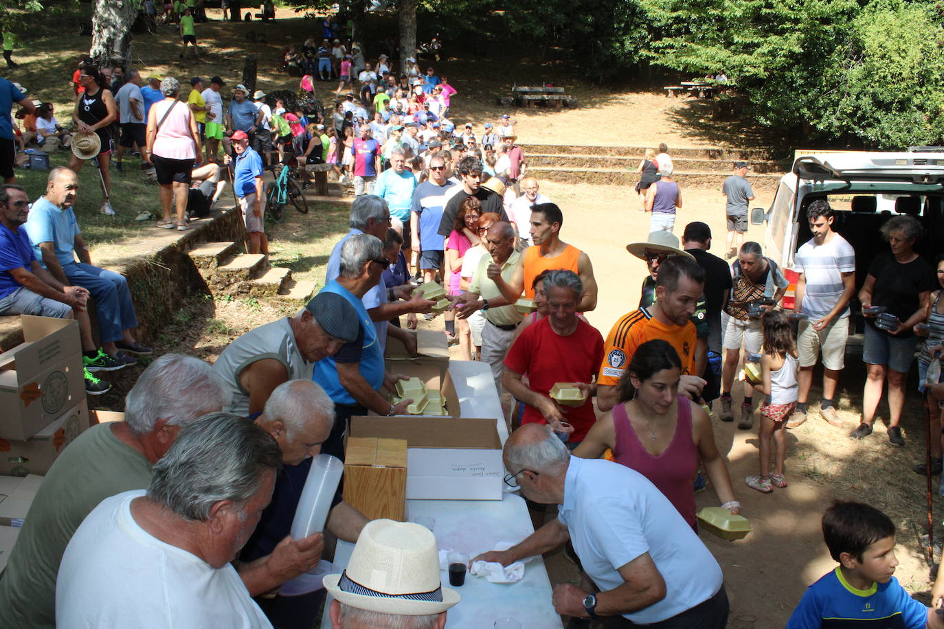 Linares de Riofrío disfruta de su entorno en una animada marcha de convivencia