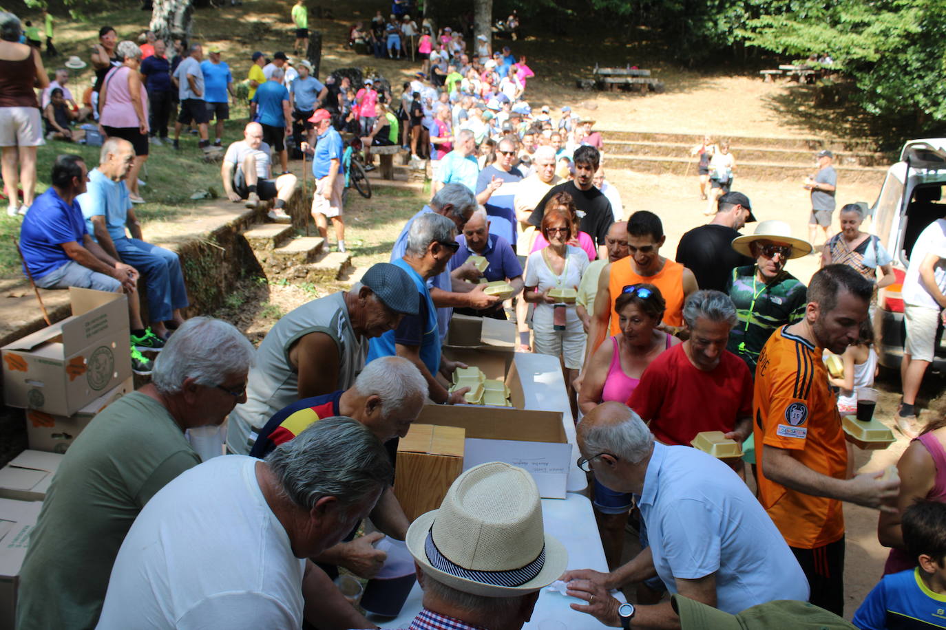 Linares de Riofrío disfruta de su entorno en una animada marcha de convivencia