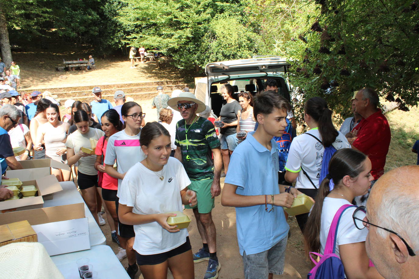Linares de Riofrío disfruta de su entorno en una animada marcha de convivencia