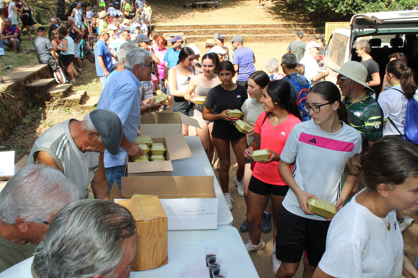 Linares de Riofrío disfruta de su entorno en una animada marcha de convivencia
