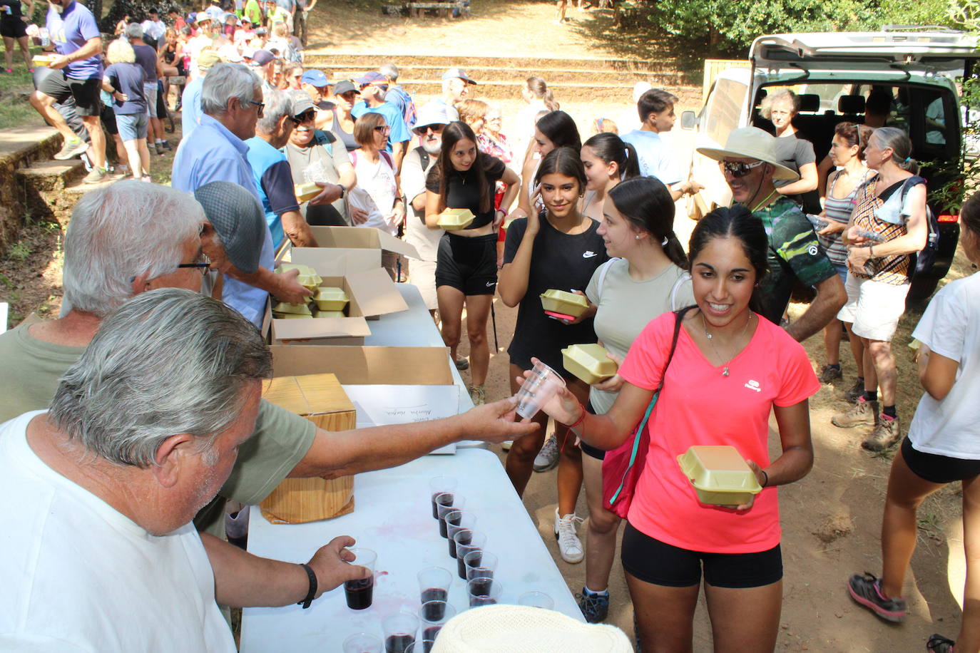 Linares de Riofrío disfruta de su entorno en una animada marcha de convivencia