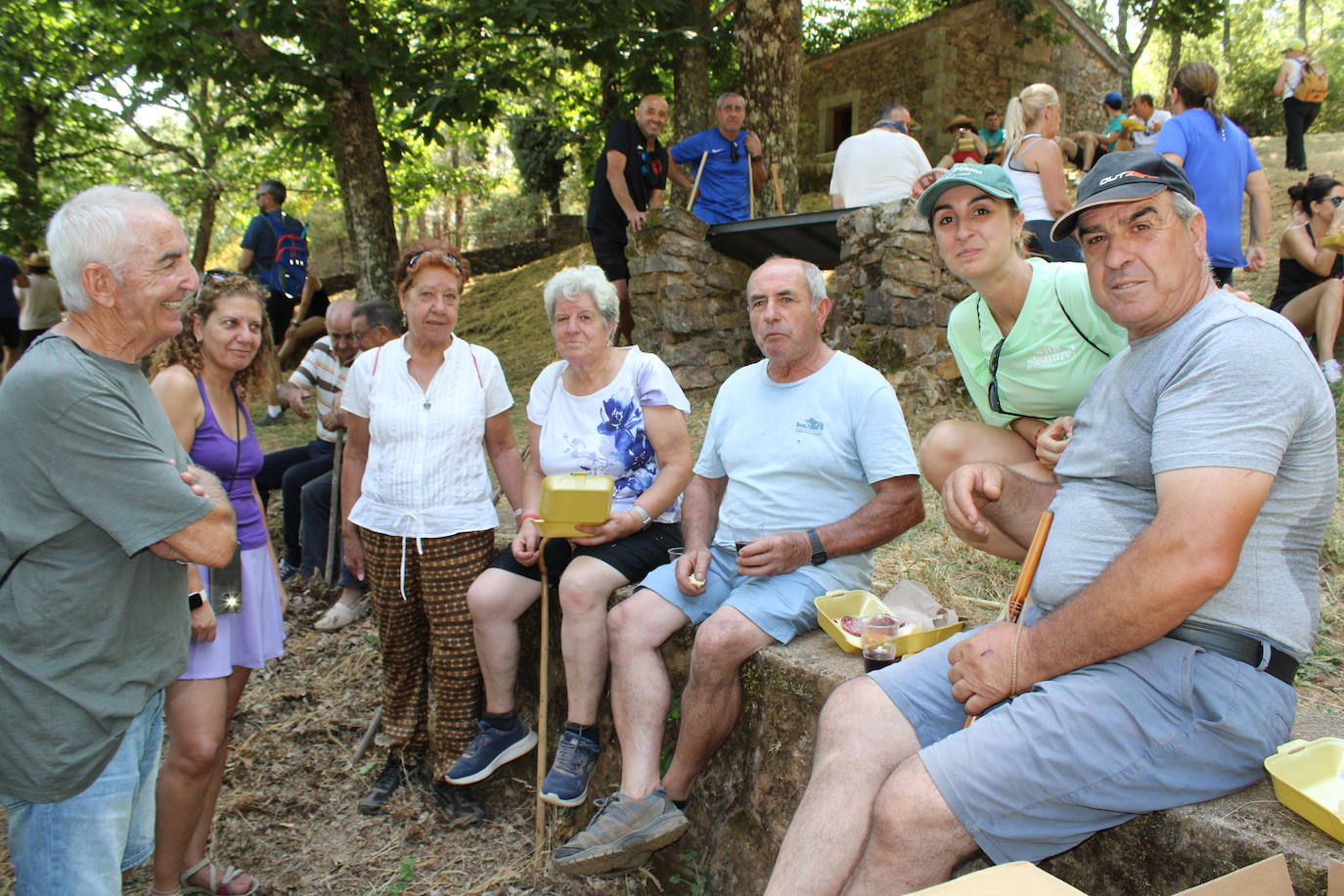 Linares de Riofrío disfruta de su entorno en una animada marcha de convivencia