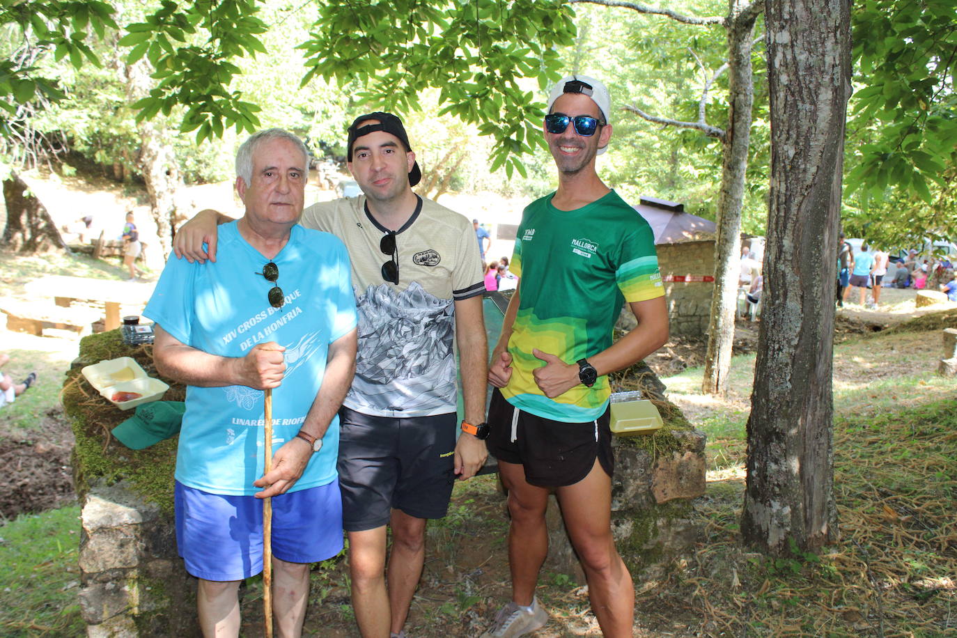 Linares de Riofrío disfruta de su entorno en una animada marcha de convivencia