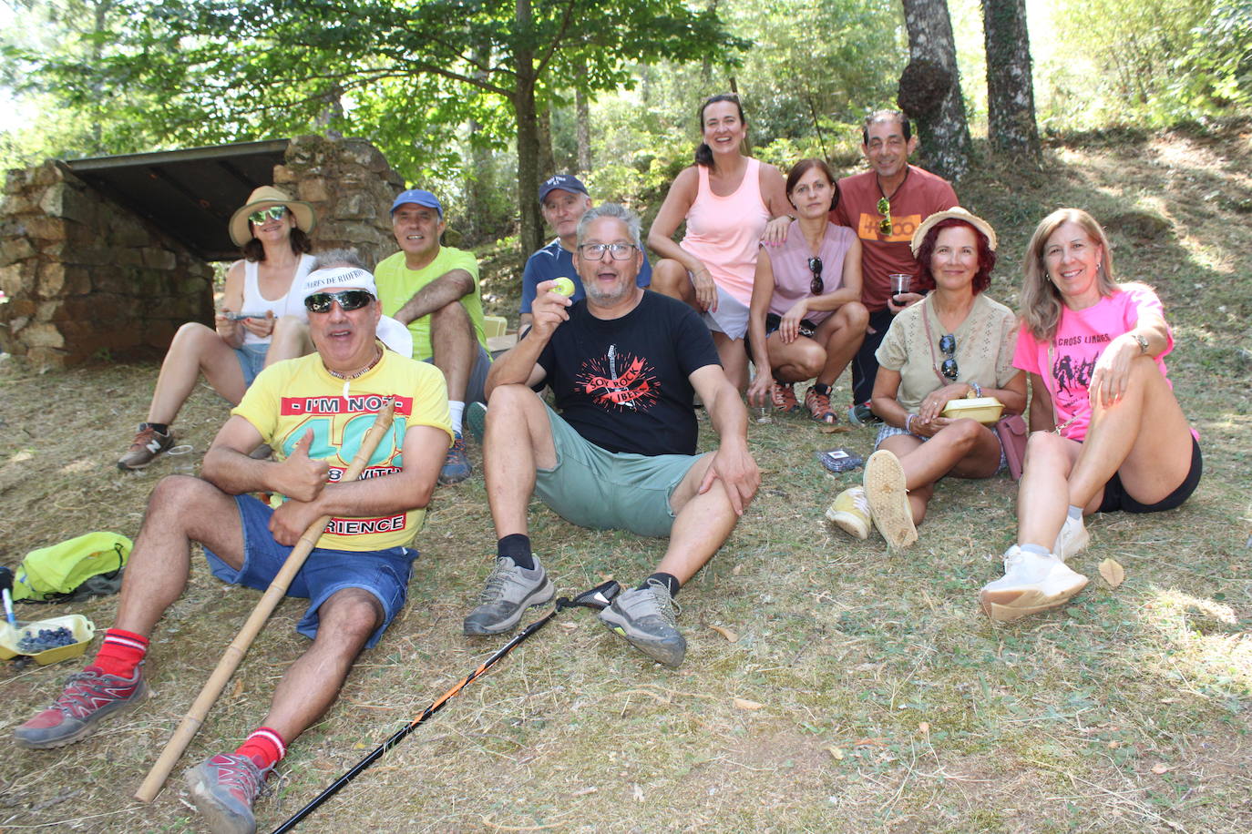 Linares de Riofrío disfruta de su entorno en una animada marcha de convivencia