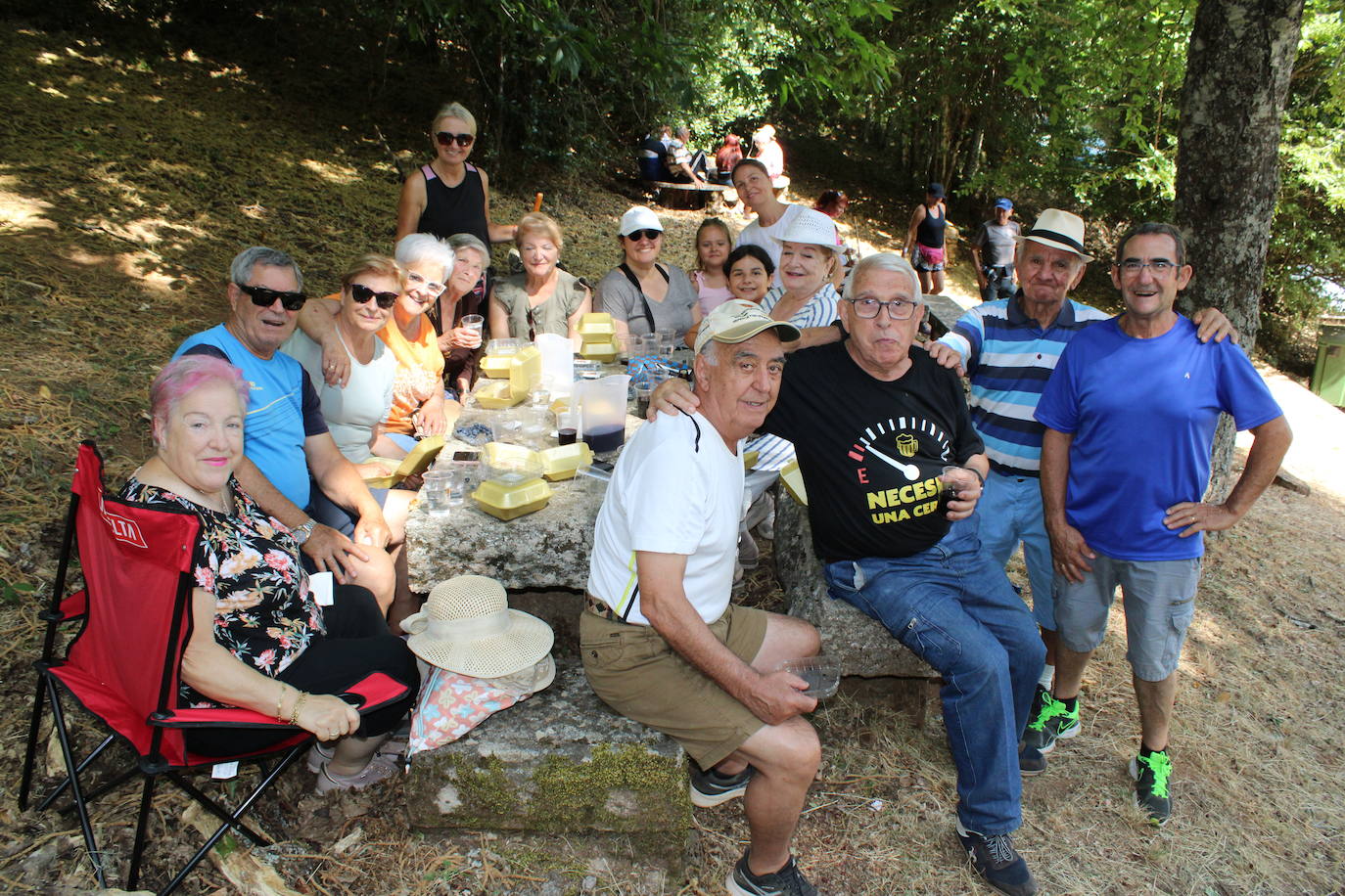 Linares de Riofrío disfruta de su entorno en una animada marcha de convivencia
