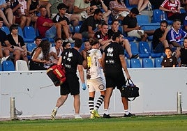 Aarón Piñán se retira lesionado tras luxarse el hombro.