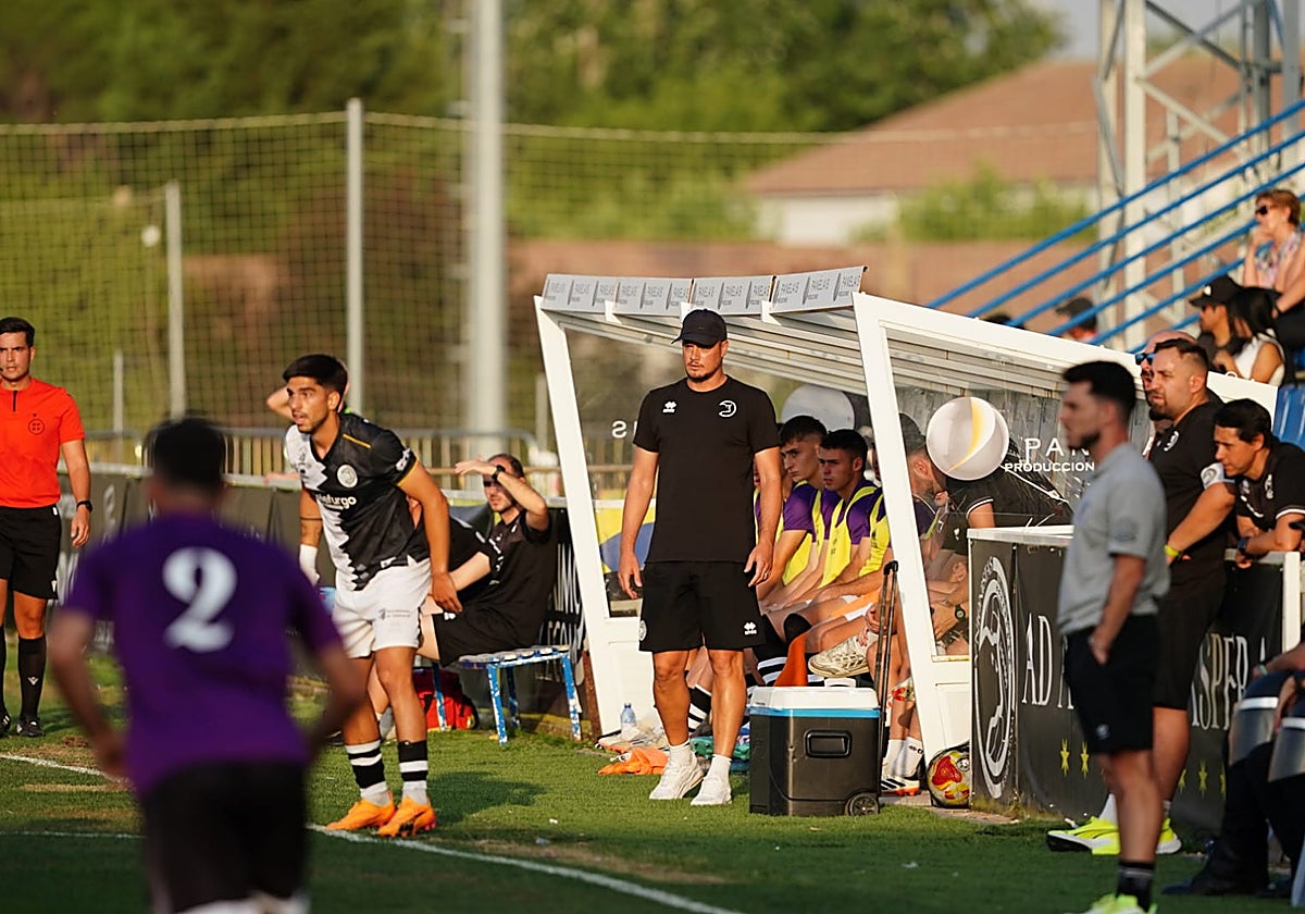 Oriol Riera, técnico de Unionistas, en su área técnica.