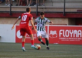 Alberto Martín, jugador del CD Guijuelo, encara a Santos.