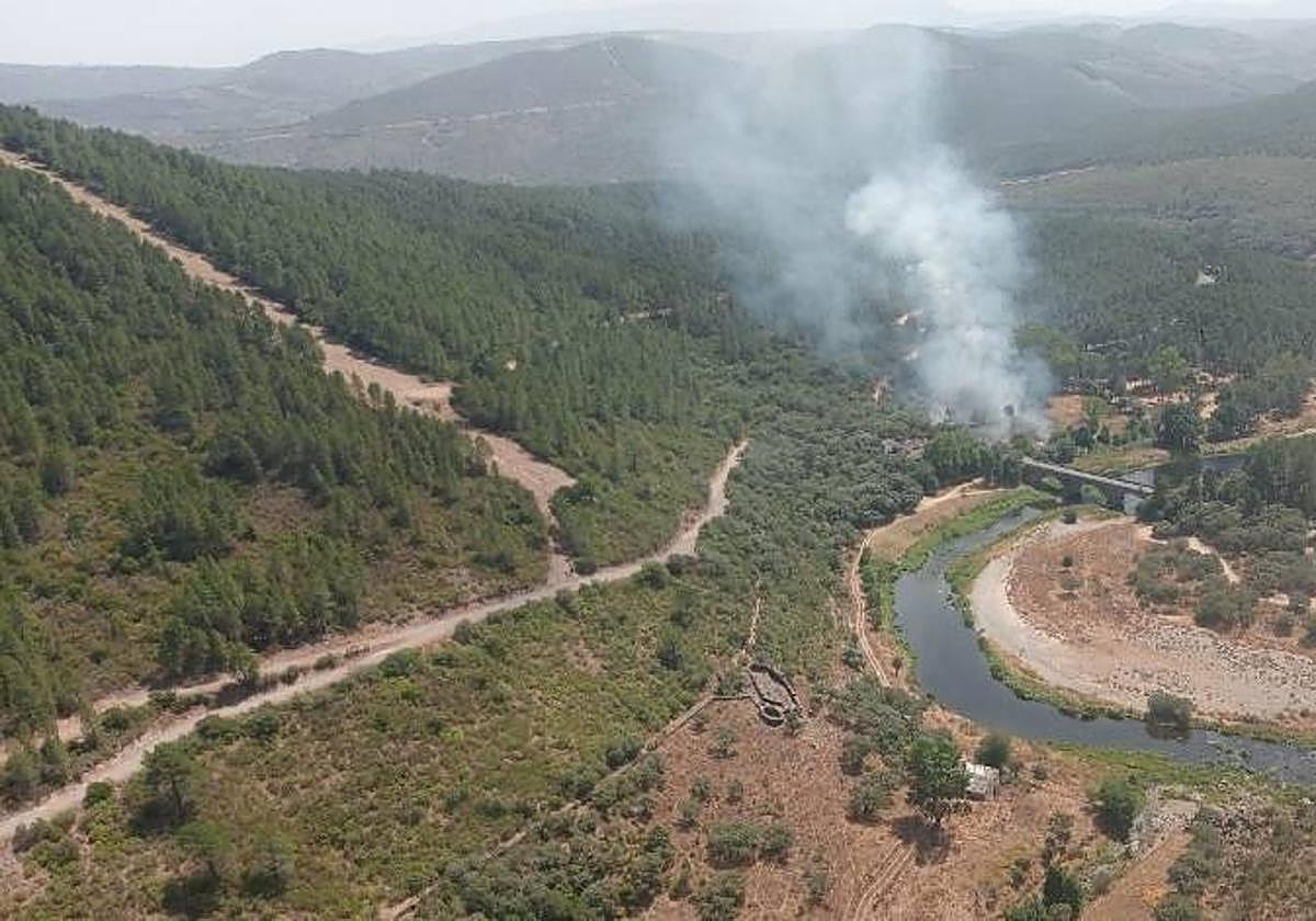 Imagen del incendio declarado en Herguijuela de la Sierra.