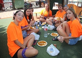 Una de las peñas, degustando la paella en el parque, junto al frontón cubierto.