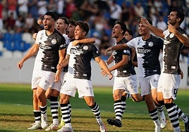 Los jugadores de Unionistas, celebrando el primer gol.