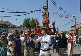La imagen del santo saliendo de la iglesia del pueblo