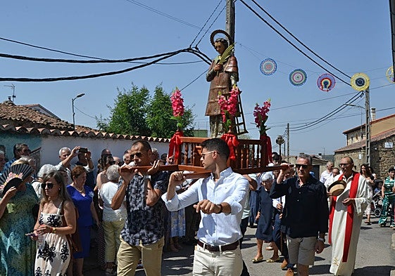 La imagen del santo saliendo de la iglesia del pueblo