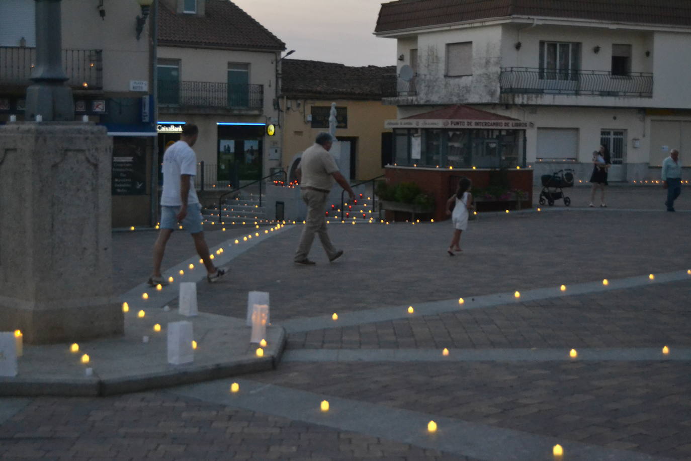 La &#039;Candelá&#039; ilumina La Fuente de San Esteban