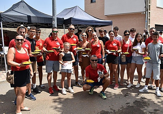 Vecinos de Doñinos durante la paella.