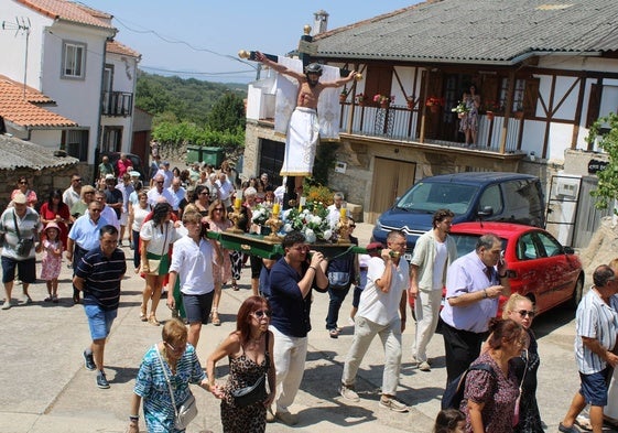 Los fieles de Cristóbal acompañaron al Cristo en la procesión celebrada tras la misa.